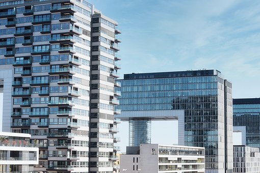 能源監控系統在醫療衛生建筑中的妙用!(圖1) 起重機房_ 結構_ 科隆_ 現代的_ 建造_ 彩色玻璃窗戶_ 現代建筑_ 房子 (1).jpg